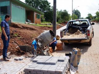 Gilso Paz visita obras da Rua Scharlau