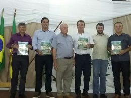 Gilso Paz prestigia o lançamento do livro que narra a história dos municípios de Ernestina e Tio Hugo