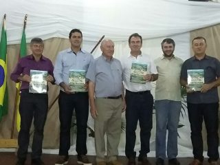 Gilso Paz prestigia o lançamento do livro que narra a história dos municípios de Ernestina e Tio Hugo