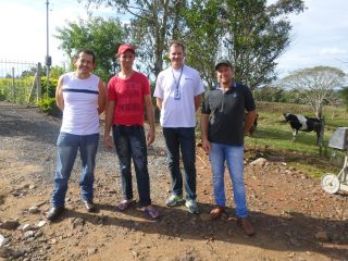 Comitiva tio-huguense realiza visita técnica em propriedade que atua na atividade de apicultura