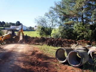 Prefeito acompanha obra de ampliação da rede de drenagem pluvial no bairro Boa Esperança