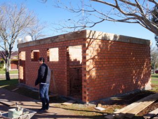 Construção do banheiro na Praça Joaquim Granja Neto em estágio avançado