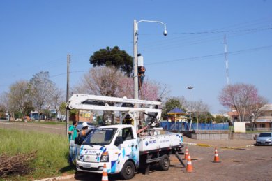 Prefeito Gilso acompanha a instalação no bairro Rabello