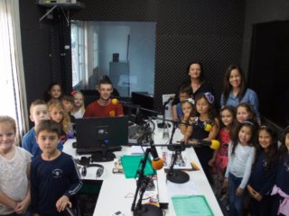 Estudantes das escolas Casemiro de Abreu e Frei Clemente visitam a Rádio Portal FM