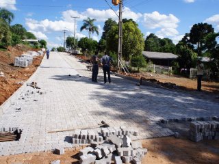 Iniciada a segunda parte da pavimentação da Rua Scharlau no bairro Boa Esperança