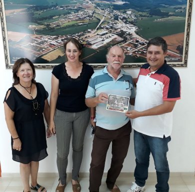 Representantes do grupo AWM entregam convite para a Administração Municipal