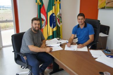 Prefeito e presidente da AUETH assinam documento