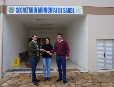 Vice prefeito, secretária e prefeito comemoram conqista