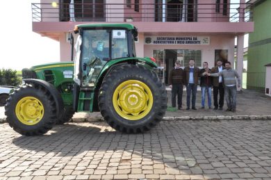 Administração Municipal de Tio Hugo recebe novo trator