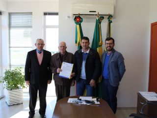 Prefeito Gilso Paz recebe a visita de representantes do Hospital da Cidade de Passo Fundo