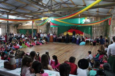 Apresentações artísticas e grande participação da comunidade abrilhantam a Semana Farroupilha 2018