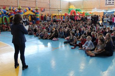 Alunos da rede municipal de ensino participam de atividade diferenciada que celebra o Dia das Crianças