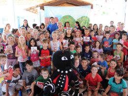 Peça teatral apresentada em escolas do município alerta para os perigos da proliferação do Aedes Aegypti