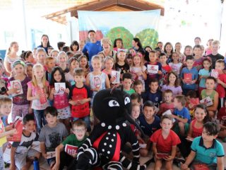 Peça teatral apresentada em escolas do município alerta para os perigos da proliferação do Aedes Aegypti