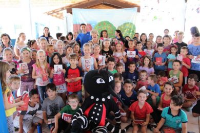 Peça teatral apresentada em escolas do município alerta para os perigos da proliferação do Aedes Aegypti