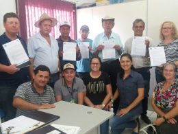 Entregue as licenças ambientais para comunidades responsáveis por cemitérios no município