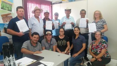Entregue as licenças ambientais para comunidades responsáveis por cemitérios no município