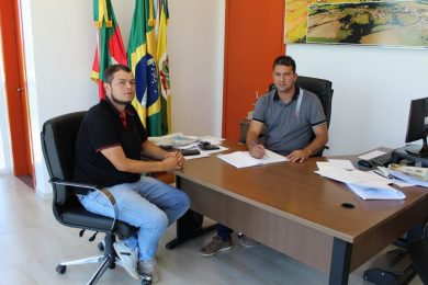 Gilso Paz transmite o cargo para o vice prefeito Geder Follmer