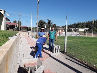 Campo de futebol sete e parquinho serão novas opções de lazer para a comunidade