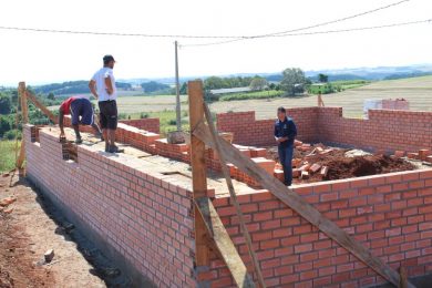 Prefeito visita as obras da casa mortuária