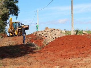Prefeito acompanha obra de infraestrutura no bairro Boa Esperança