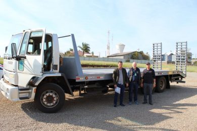 Município adquire prancha pra transporte de máquinas pesadas