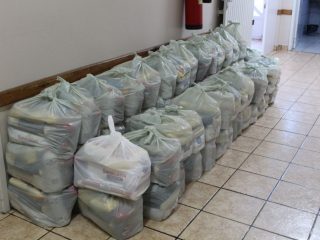 Famílias em vulnerabilidade social recebem doações de alimentos e materiais de higiene pessoal