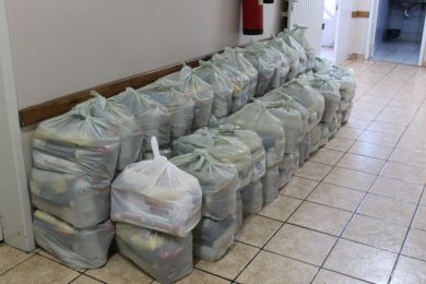 Famílias em vulnerabilidade social recebem doações de alimentos e materiais de higiene pessoal