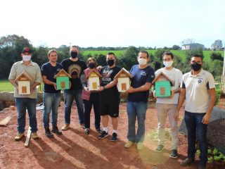 Grupo do município de Casca veio a Tio Hugo para conhecer o projeto “Abelhas sem ferrão”