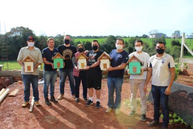Grupo do município de Casca veio a Tio Hugo para conhecer o projeto “Abelhas sem ferrão”