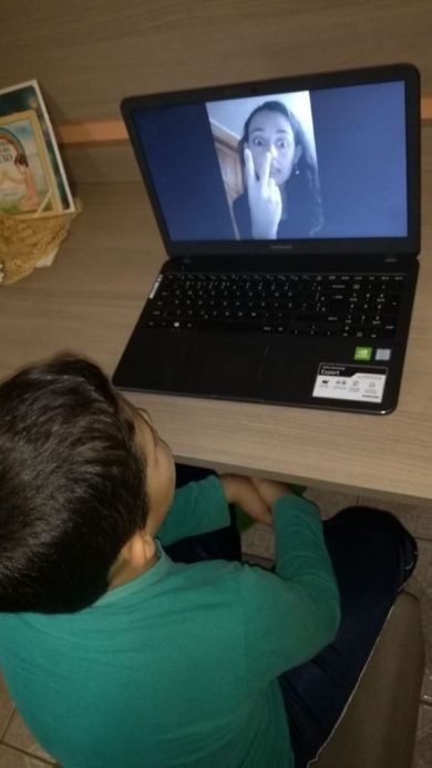 Profissionais da educação, professores, pais e alunos se reinventam para dar continuidade ao ano letivo em casa