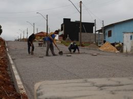 Após a conclusão de ruas no Nossa Senhora Aparecida nova etapa de obras de pavimentação chega aos bairros Rabelo e Boa Esperança