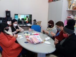 Integrantes do grupo de gestantes recebem enxovais