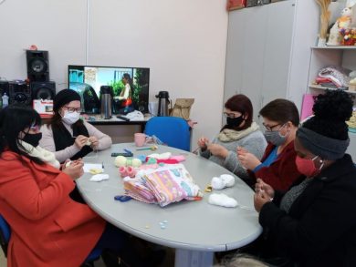 Integrantes do grupo de gestantes recebem enxovais