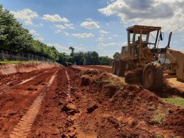 Secretaria de Obras atua na terraplanagem para construção de dois novos aviários