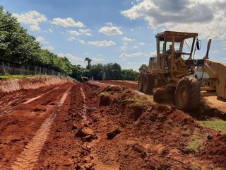 Secretaria de Obras atua na terraplanagem para construção de dois novos aviários