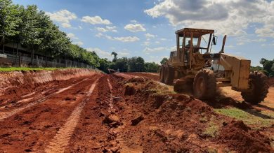 Secretaria de Obras atua na terraplanagem para construção de dois novos aviários