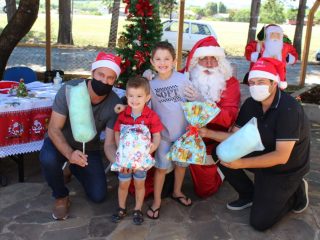 Aproximadamente 450 crianças receberam presentes de Natal