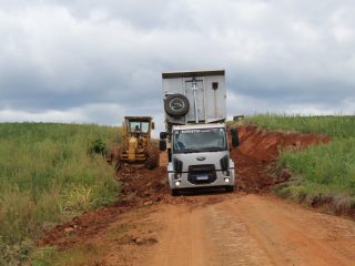 Muito trabalho: Manutenção de estradas vicinais – Polígono do Erval