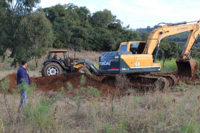 Manutenção de vias e melhorias em propriedades rurais