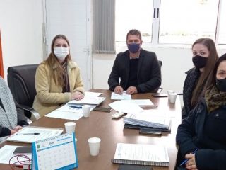 Prefeito Gilso Paz participa de reunião com integrantes da Secretaria Municipal de Educação