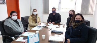 Prefeito Gilso Paz participa de reunião com integrantes da Secretaria Municipal de Educação