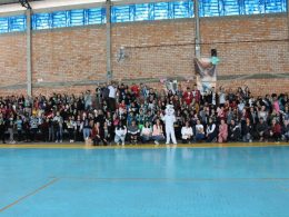 Estudantes da rede municipal de ensino recebem ovos de Páscoa