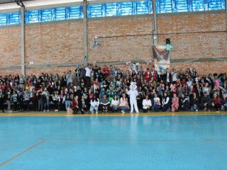 Estudantes da rede municipal de ensino recebem ovos de Páscoa