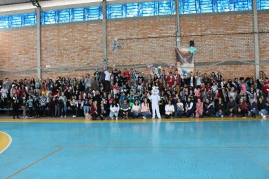 Estudantes da rede municipal de ensino recebem ovos de Páscoa