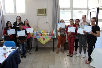 Belos trabalhos: Mais oficina de decoupage é concluída