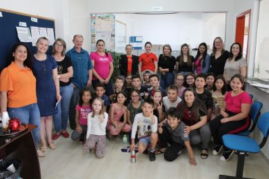 Estudantes da EMEF Antonio Parreiras visitam a Prefeitura para apresentar projeto desenvolvido na escola