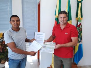 Chefe do escritório da Emater/RS Ascar de Tio Hugo entrega relatório das atividades de 2022 ao Poder Executivo Municipal