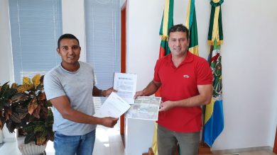 Chefe do escritório da Emater/RS Ascar de Tio Hugo entrega relatório das atividades de 2022 ao Poder Executivo Municipal