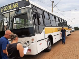 Ônibus e vans responsáveis pelo transporte escolar são vistoriados